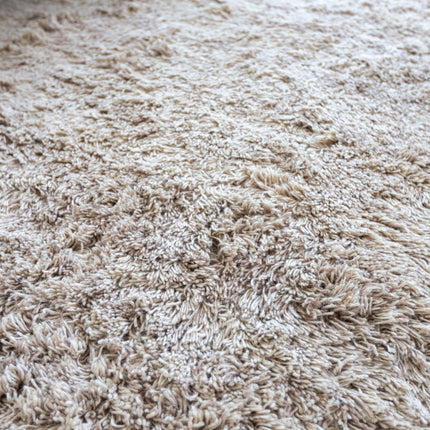 Hoogpolige Vloerkleden - Wollen vloerkleed hoogpolig Raw Wool Lichtbruin Interieur05 - Vloerkledenloods