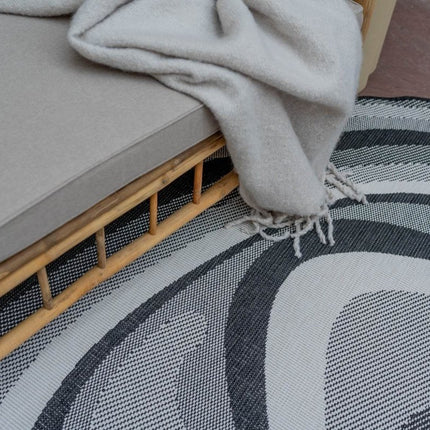 Organisch gevormd buitenkleed Loop Stone Zwart - Vloerkledenloods